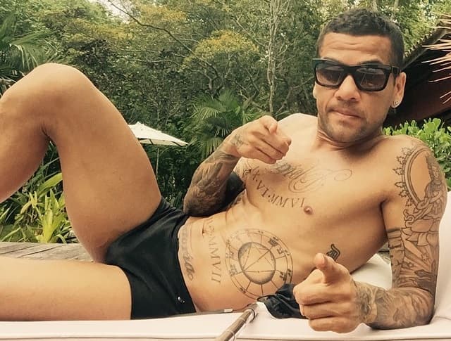 Daniel Alves aparece em foto sem camisa e de bermudinha, mas público nota coisa estranha: "Tem uma ro** ali"