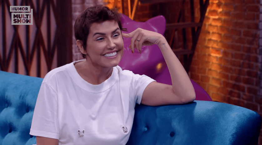 Deborah Secco dá beijão em Tatá Werneck e revela vontade: "Queria te namorar"