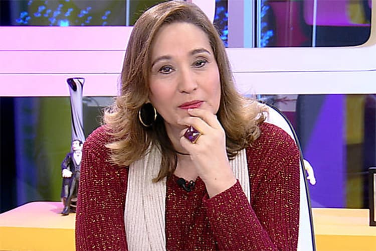 Filho de Sonia Abrão surge em foto após 27 anos e apresentadora comemora: "Só sentimento"