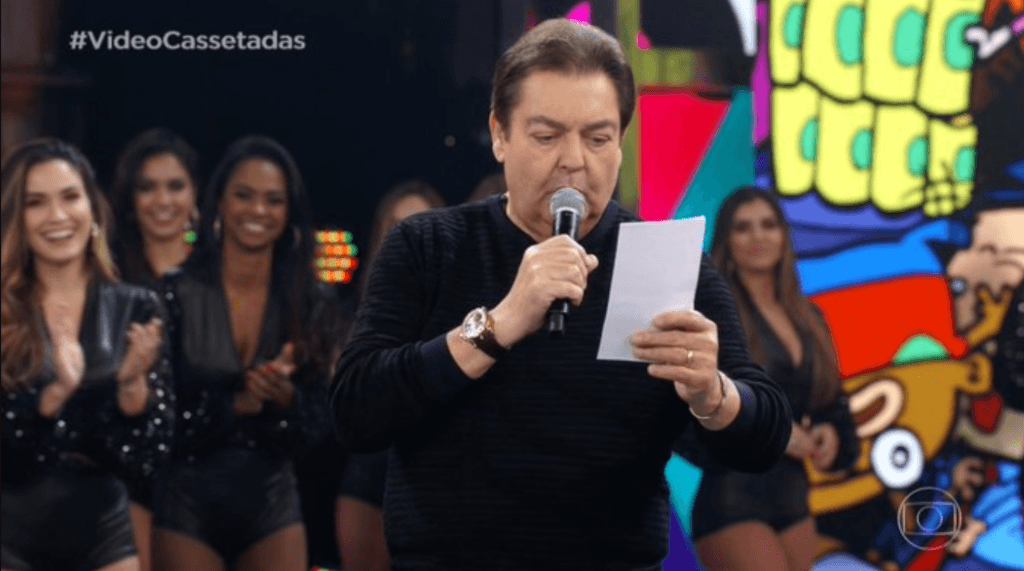 Faustão quebra o protocolo canta música de Zezé e Luciano ao vivo no Domingão; assista