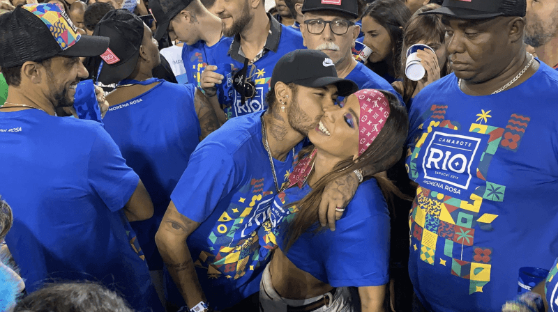 Neymar e Anitta se beijaram durante o Carnaval (Foto: Reprodução) Neymar e Anitta se beijaram durante o Carnaval (Foto: Reprodução)