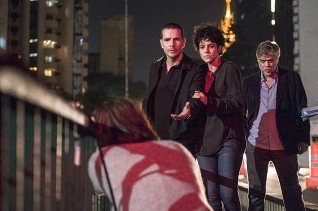Bastidores de gravação com Letícia Colin (Amanda), Fábio Assunção (David), Daniel Oliveira (Miguel) e a diretora Luisa Lima (Foto: Globo/Fábio Rocha) Bastidores de gravação com Letícia Colin (Amanda), Fábio Assunção (David), Daniel Oliveira (Miguel) e a diretora Luisa Lima (Foto: Globo/Fábio Rocha)
