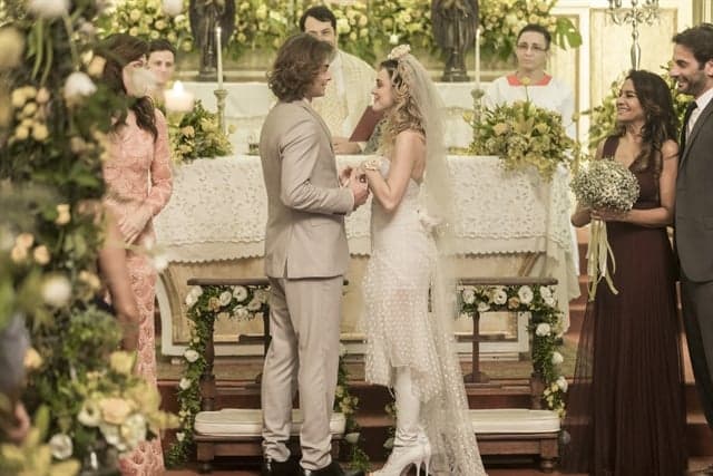 João (Rafael Vitti) e Manu (Isabelle Drummond) se casam no último capítulo de Verão 90 (Foto: Globo/João Miguel Júnior) João (Rafael Vitti) e Manu (Isabelle Drummond) se casam no último capítulo de Verão 90 (Foto: Globo/João Miguel Júnior)