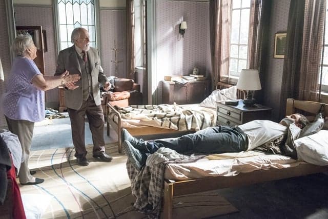 Chiclete (Sergio Guizé) é amarrado na cama e trancafiado no quarto em A Dona do Pedaço (Foto: Globo/Cesar Alves)