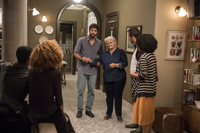 Nilda (Jussara Freire) aparece na casa de Amadeu (Marcos Palmeira) em A Dona do Pedaço (Foto: Globo/Victor Pollak)