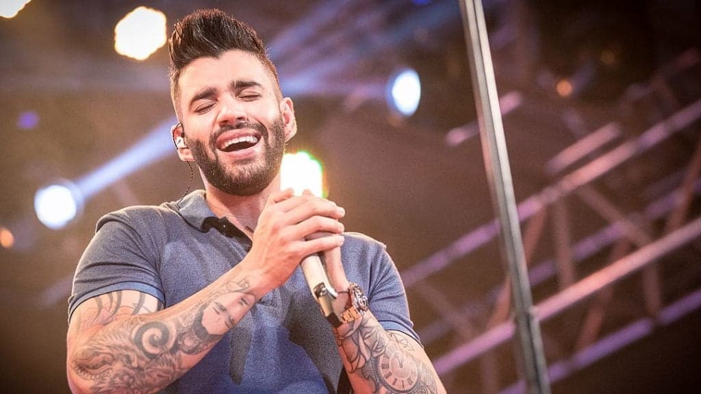 Gusttavo Lima comove em show e deixa público surpreso com atitude emocionante