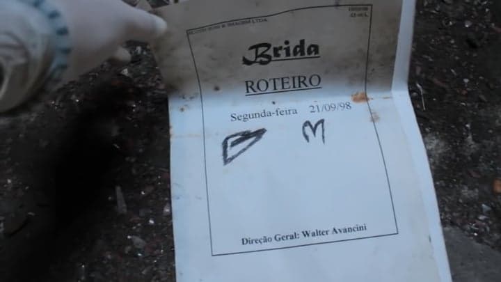 Roteiro da novela Brida encontrada por youtubers nos estúdios abandonados da TV Manchete. (Foto: Reprodução/YouTube/Montezano TV) Roteiro da novela Brida encontrada por youtubers nos estúdios abandonados da TV Manchete. (Foto: Reprodução/YouTube/Montezano TV)
