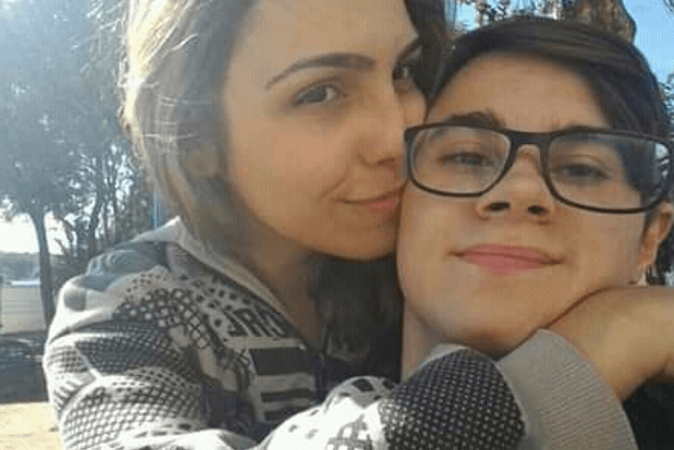 Namorada de Rafael Miguel se revolta após saber que assassino ainda esta foragido e polícia deixa ele fugir do país