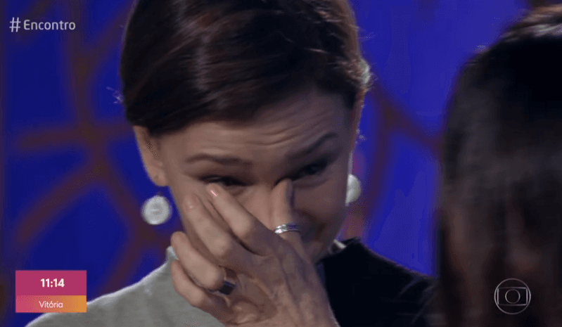 Julia Lemmertz vai aos prantos ao ver comercial inédito da sua mãe no Encontro da Globo