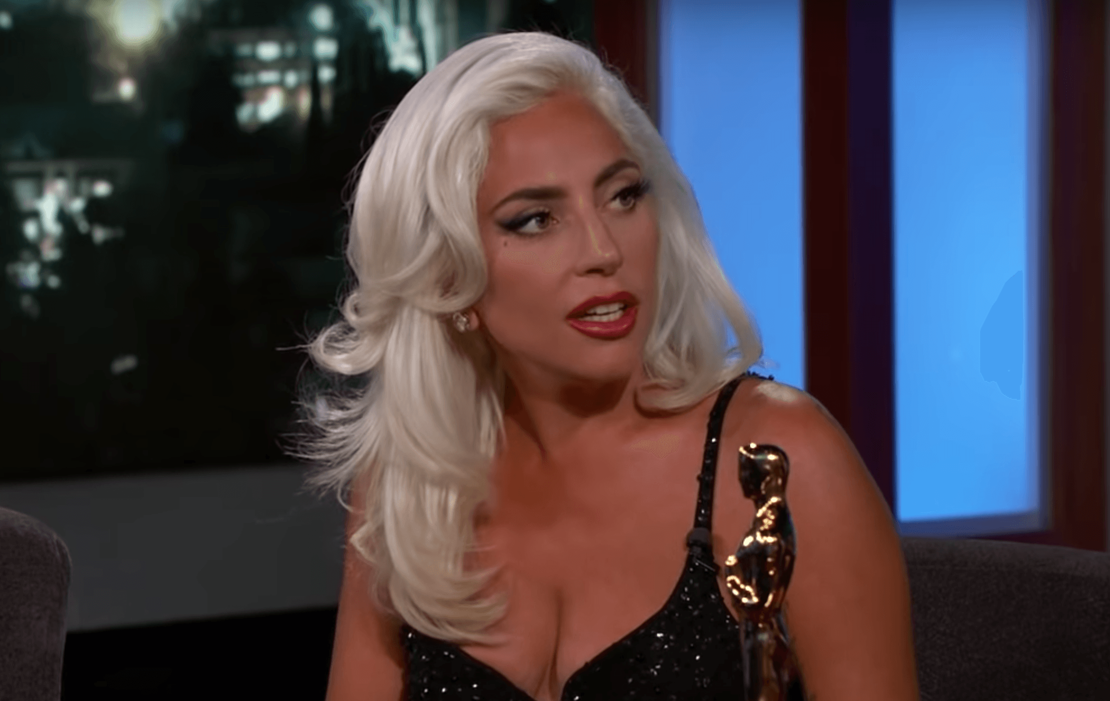 A cantora Lady Gaga foi vista beijando um famoso e acabou com rumores de uma relação com Bradley Cooper (Foto: Reprodução)