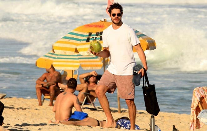 José Loreto é tietado por fãs, tira foto e faz pergunta bizarra após separação de Débora Nascimento