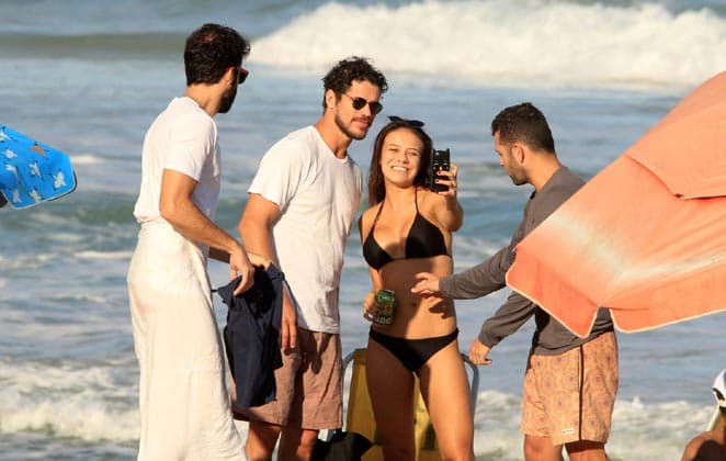 José Loreto foi tietado por fã em passeio na praia José Loreto foi tietado por fã em passeio na praia