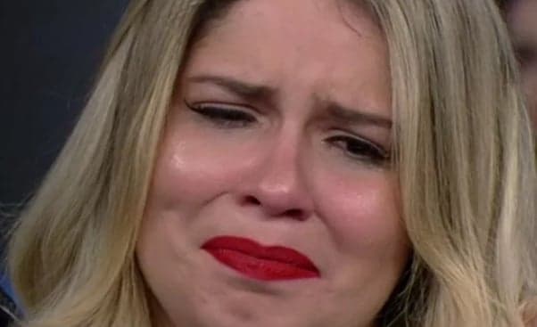 Marília Mendonça recebe surpresa impensável e se emociona