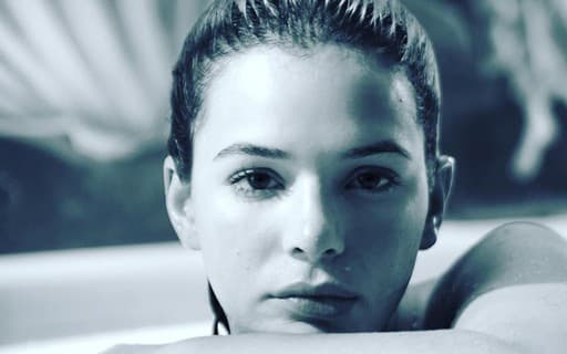 Bruna Marquezine, longe da TV, fala de seu trabalho no cinema: "me apresentou pontos de fragilidade internos"