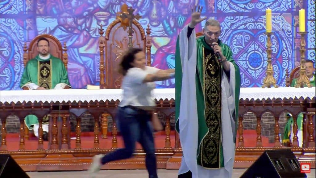 Marcelo Rossi é jogado de altar e mulher dá motivo bizarro: "Entre eu e ele"