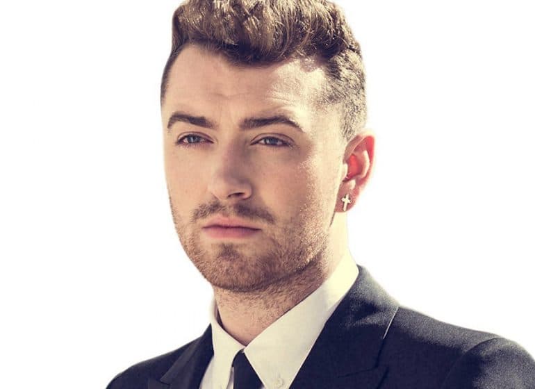 Sam Smith surge rodeado de homens bonitões em novo videoclipe