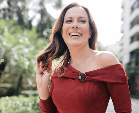 Regina Volpato choca ao surgir de biquíni e mostrar boa forma: 'Deliciosa'