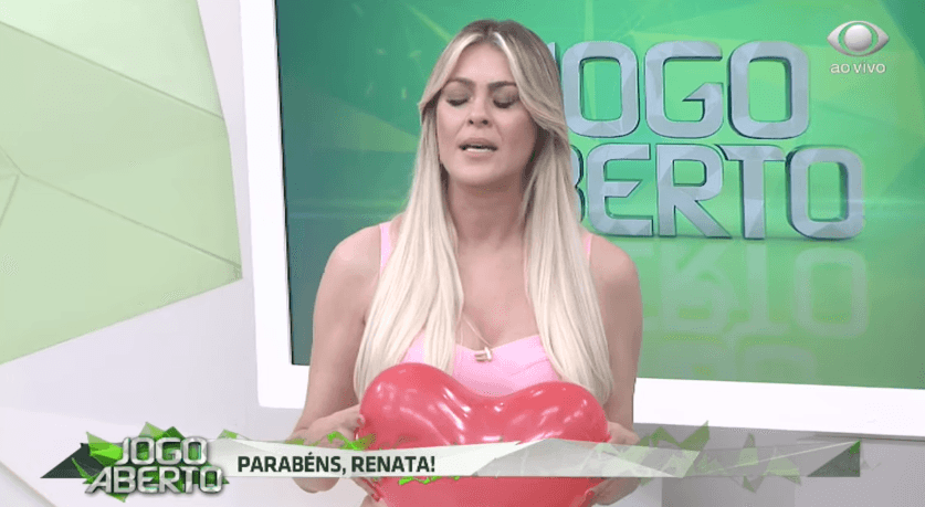 Renata Fan completa 42 anos, ganha homenagem do namorado ao vivo na Band e não segura o choro