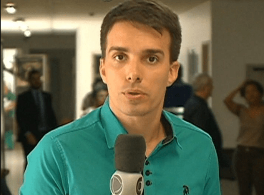 Repórter da Record é atacado ao vivo por inseto e vídeo deixa público horrorizado