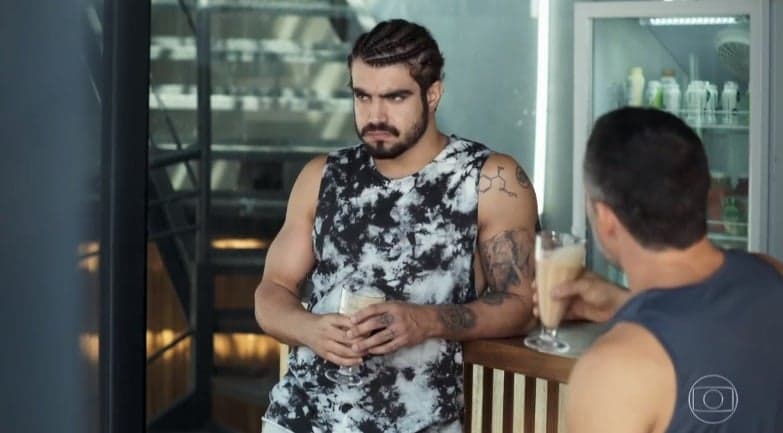 Caio Castro, no ar em A Dona do Pedaço, radicaliza novamente no visual e surge com aparência totalmente diferente