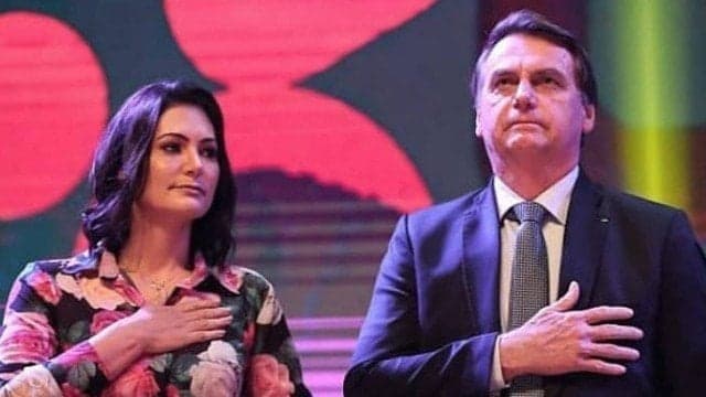 Michelle Bolsonaro foi flagrada caindo na dança em culto e situação causa polêmica