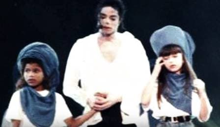 Sandy no palco com Michael Jackson Foto: Reprodução Sandy no palco com Michael Jackson Foto: Reprodução