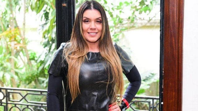 Simony, aos 43 anos, surge em foto provocante, empina bumbum e esbanja boa forma