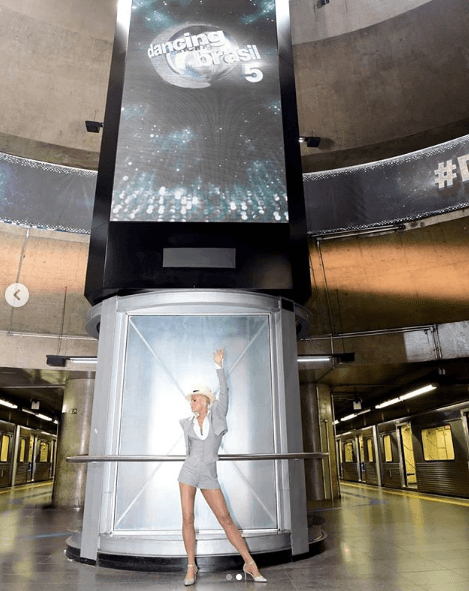 Xuxa fazendo pose no metrô de São Paulo. Xuxa fazendo pose no metrô de São Paulo.