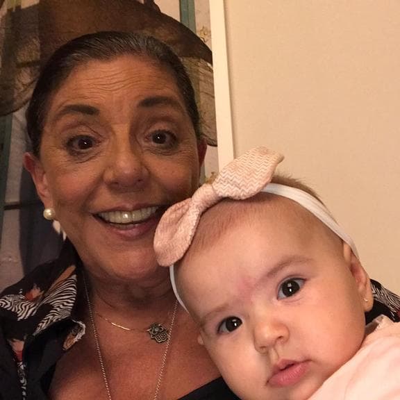 Leda Nagle é só amor pela neta, a pequena Zoe (Foto: Reprodução Leda Nagle é só amor pela neta, a pequena Zoe (Foto: Reprodução