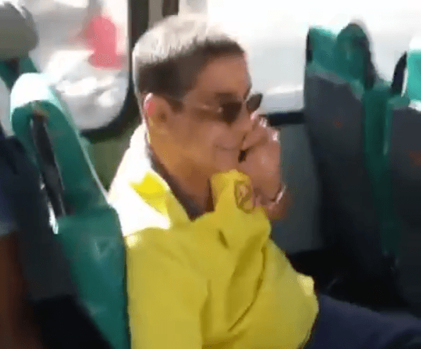 Zeca Pagodinho pega ônibus e deixa passageiros agitados: 'Humildade'