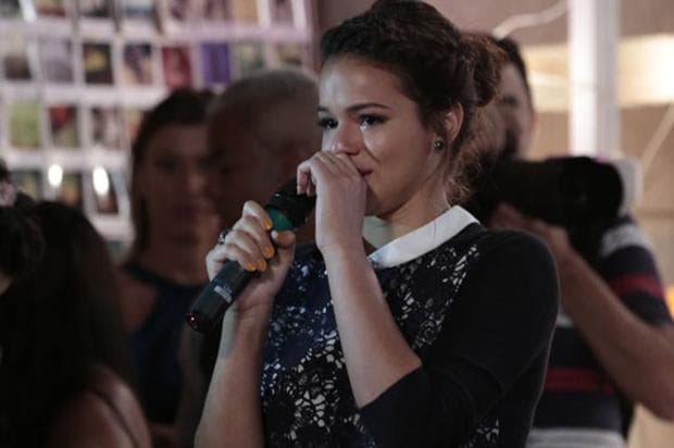 Bruna Marquezine é pega desprevenida e fica contra a parede com ação que ela não esperava: "começaram"