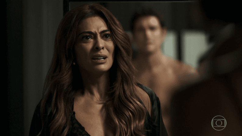 Maria da Paz (Juliana Paes) em cena que flagra traição de Régis e Josiane em A Dona do Pedaço; novela bateu recorde de audiência (Foto: Reprodução/Globo)