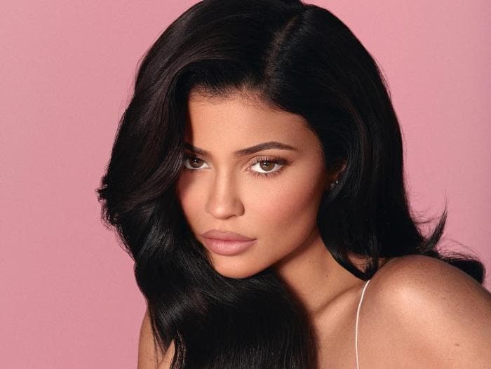 Kylie Jenner cai de navio e vídeo do momento viraliza na web