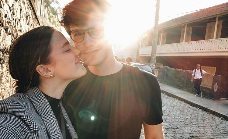 Alice Wegmann comemora seis meses de namoro e faz declaração impactante para o namorado