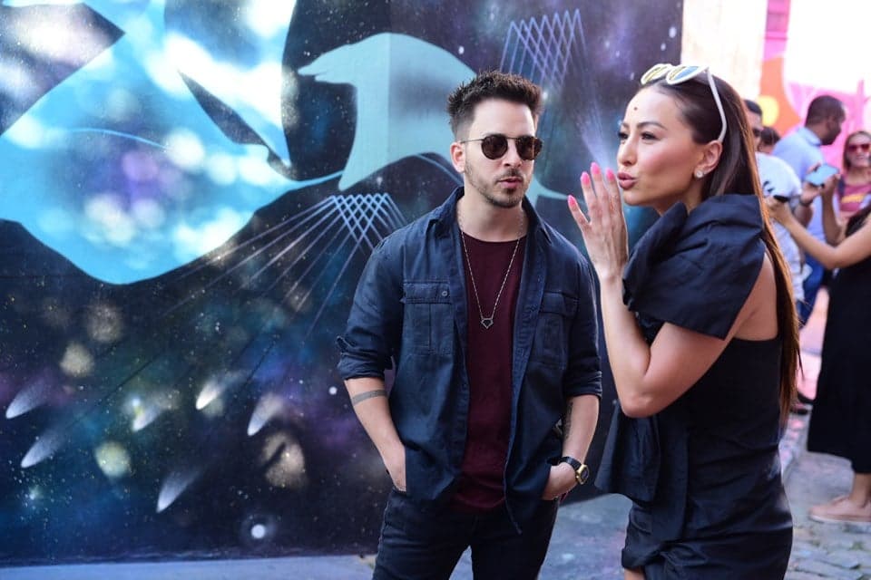 Sabrina Sato e Junior Lima causam muito em gravações de The Walk Show no Beco de Batman, São Paulo