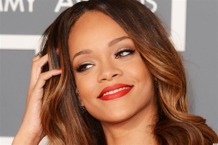 Rihanna toma atitude drástica em relação a gays e fãs repercutem