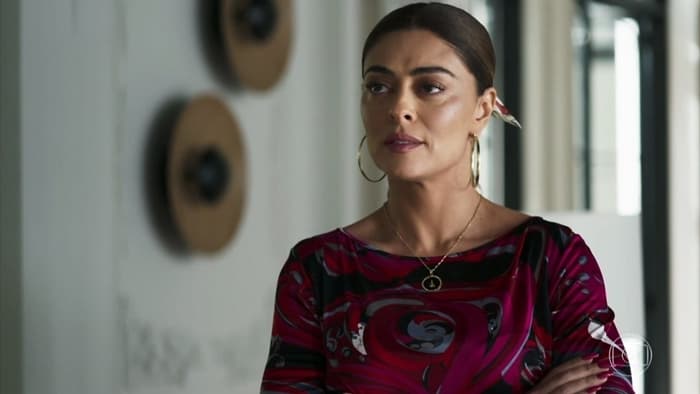 A Dona do Pedaço: Maria da Paz dá pista de que Josiane não é sua filha e foi trocada