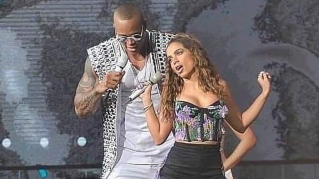 Léo Santana ‘sarra’ Anitta durante show e público fica eufórico com cena quente