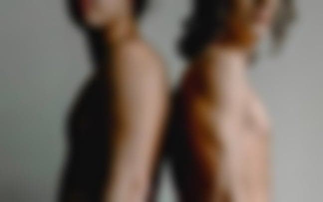 Atores da Globo são expostos por fotógrafo e aparecem completamente nus em foto: "belas bundas"