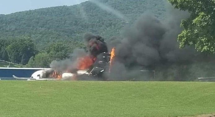 Avião de famoso sofre acidente e pega fogo; esposa e filha estavam na aeronave