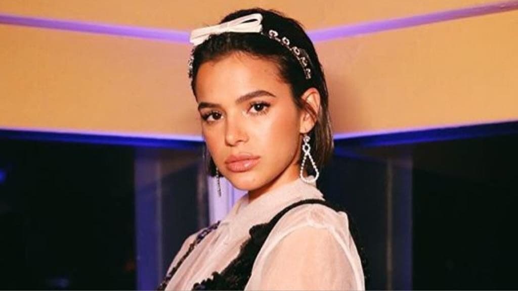 Bruna Marquezine realiza ritual para conseguir arrumar namorado: "Não está fácil"