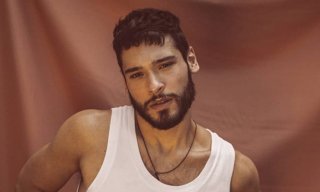 Bruno Fagundes aparece apenas de cueca branca molhada e incendeia os fãs: "Colocando a espada pra descansar"