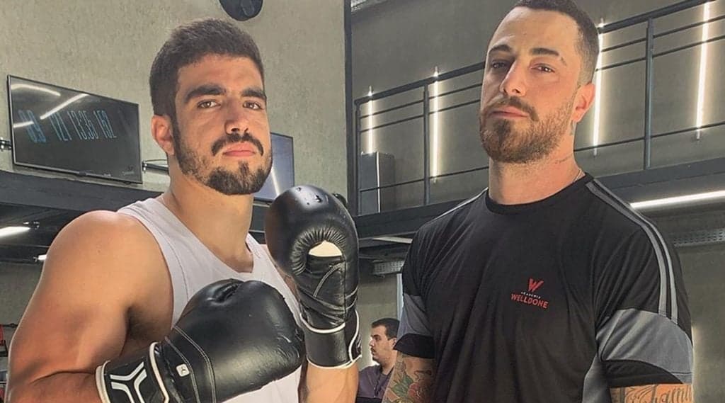 Caio Castro e Felipe Titto surgem em ótima forma nos bastidores da Globo na companhia de outro ator