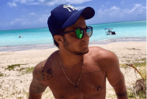 O ex-ator da Globo e filho de Gretchen, Thammy Miranda chamou atenção dos internauta após postar uma foto de sunga (Foto: Reprodução)
