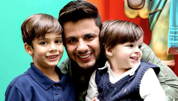 Filho de Cristiano Araújo é proibido pela mãe de tirar foto com o irmão mais velho: "Energias não positivas"