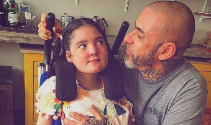 Henrique Fogaça causa extrema emoção ao mostrar conquista da filha portadora de deficiência