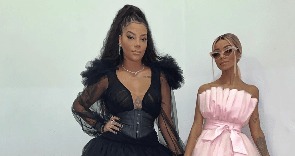 Ludmilla se descuida e acaba entregando momento íntimo com a namorada em álbum de fotos