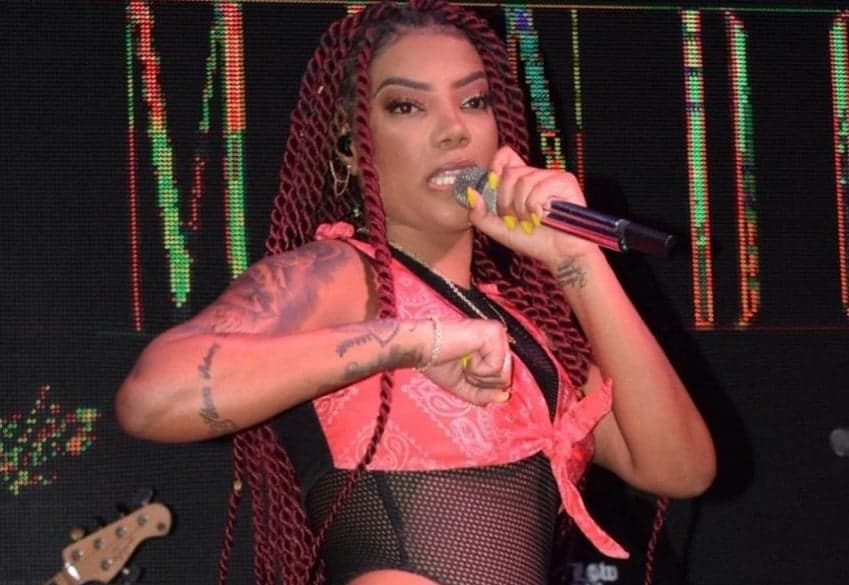 Ludmilla é atingida por objeto durante show e tem atitude inacreditável