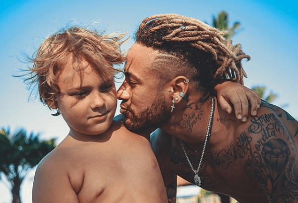 Neymar tem reencontro emocionante com filho após ser considerado inocente pelos crimes de agressão e estupro