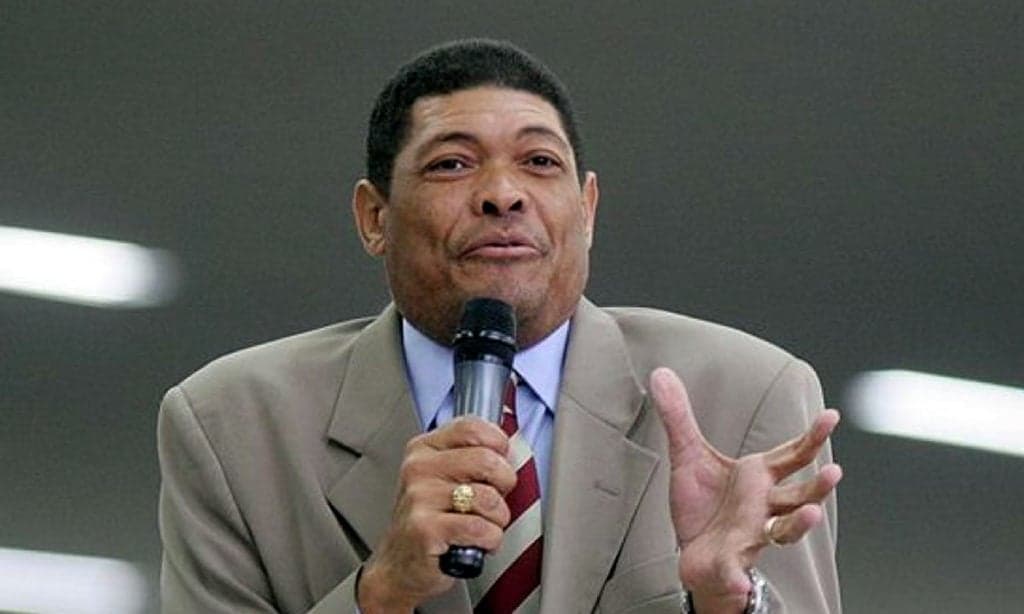 Pastor Valdemiro Santiago, da Igreja Mundial do Poder de Deus, vê a falência de perto e vende perfume para sobreviver